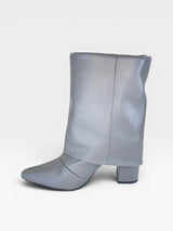 Bota Memphis Beyou Shoes cinza em napa com cano dobrado e salto bloco de 8,5 cm, design urbano e sofisticado.
