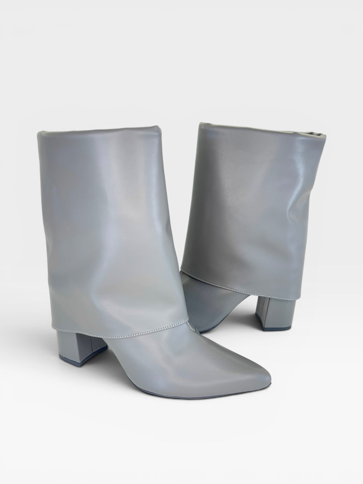 Bota Beyou Shoes Memphis cinza em napa com cano dobrado e salto bloco de 8,5 cm, design urbano e sofisticado