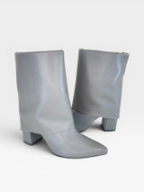 Bota Beyou Shoes Memphis cinza em napa com cano dobrado e salto bloco de 8,5 cm, design urbano e sofisticado