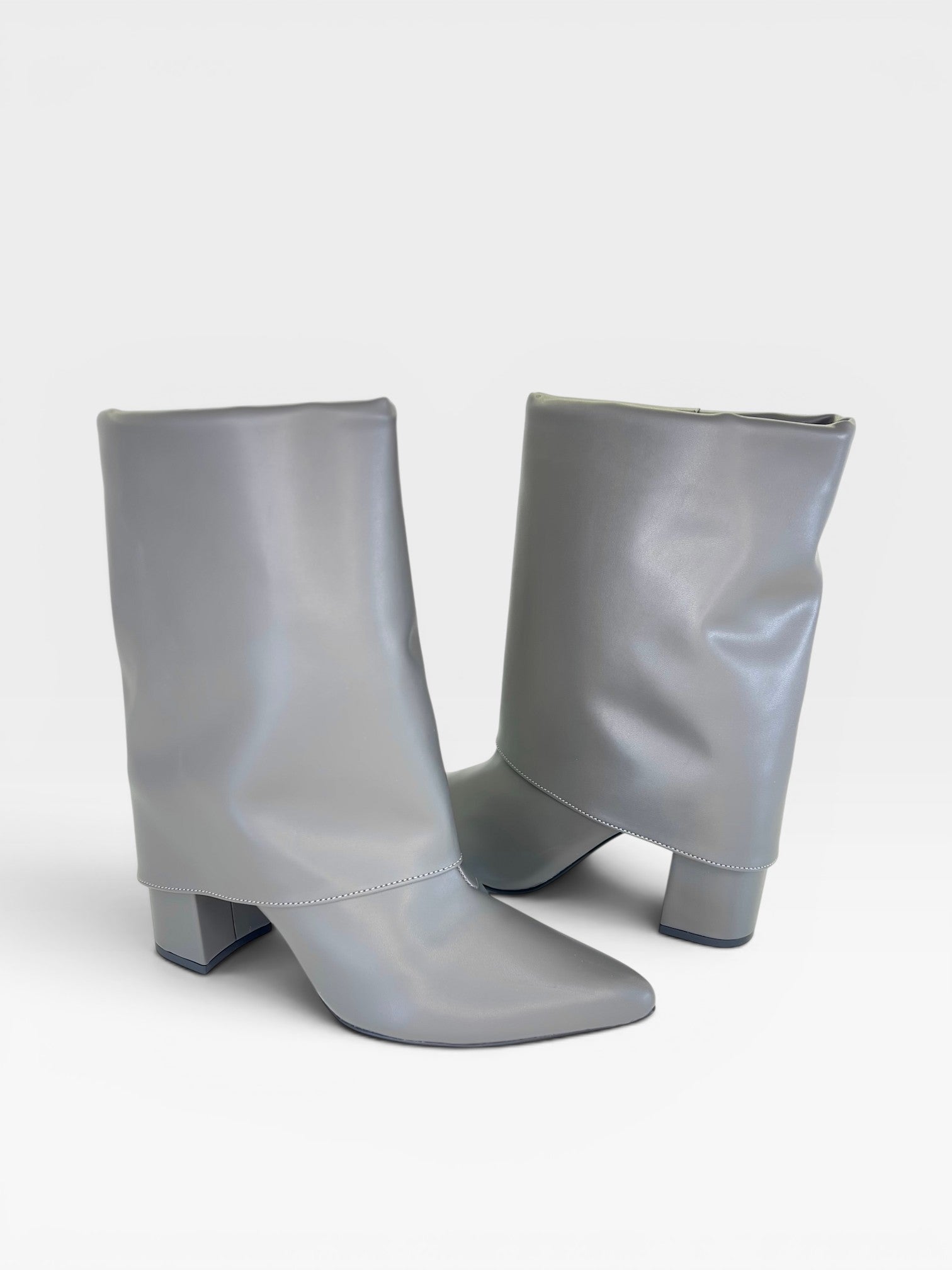 Bota Memphis Beyou Shoes cinza em napa com cano largo e salto bloco de 8,5 cm, design urbano e sofisticado.