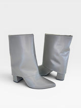 Bota Memphis Beyou Shoes cinza em napa com cano largo e salto bloco de 8,5 cm, design urbano e sofisticado.