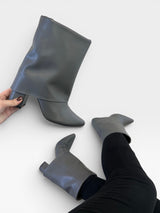 Bota Memphis Beyou Shoes cinza em napa com cano largo e salto de 8,5 cm, estilo urbano e sofisticado