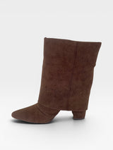 Bota Memphis Beyou Shoes marrom em camurça sintética com cano médio e salto de 8,5 cm, design urbano e sofisticado.