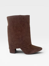 Bota Memphis Beyou Shoes marrom em camurça sintética com cano dobrado e salto bloco de 8,5 cm