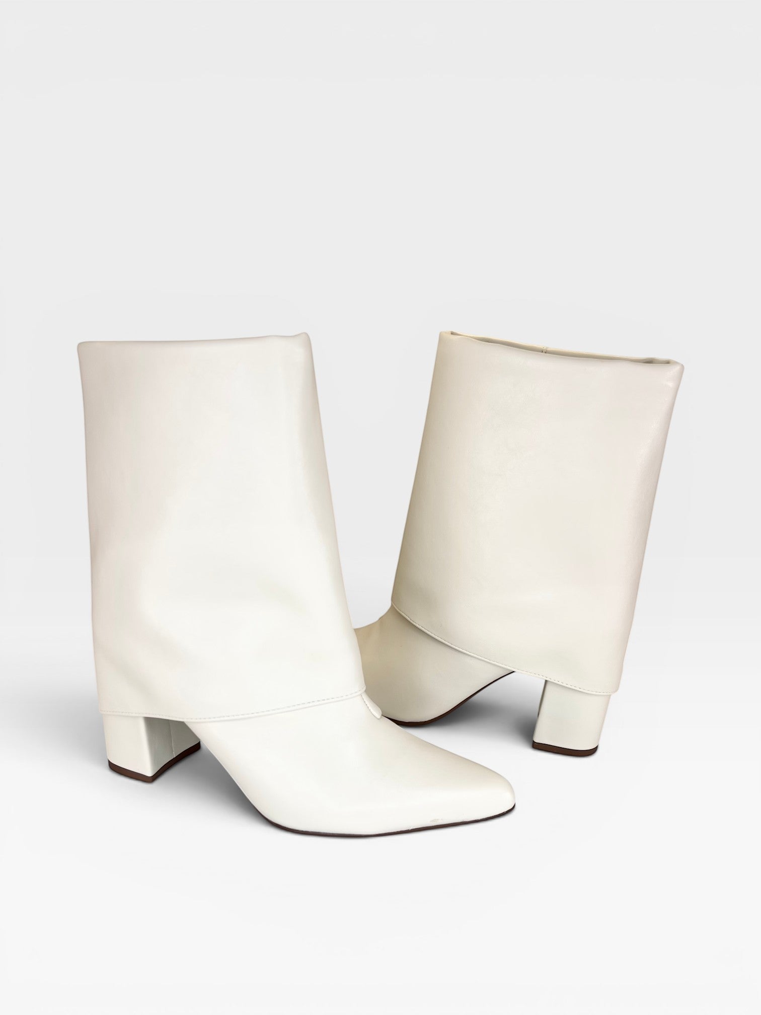Bota Memphis Beyou Shoes off white em napa com cano largo e salto bloco de 8,5 cm, design urbano e sofisticado.