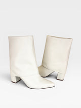 Bota Memphis Beyou Shoes off white em napa com cano largo e salto bloco de 8,5 cm, design urbano e sofisticado.