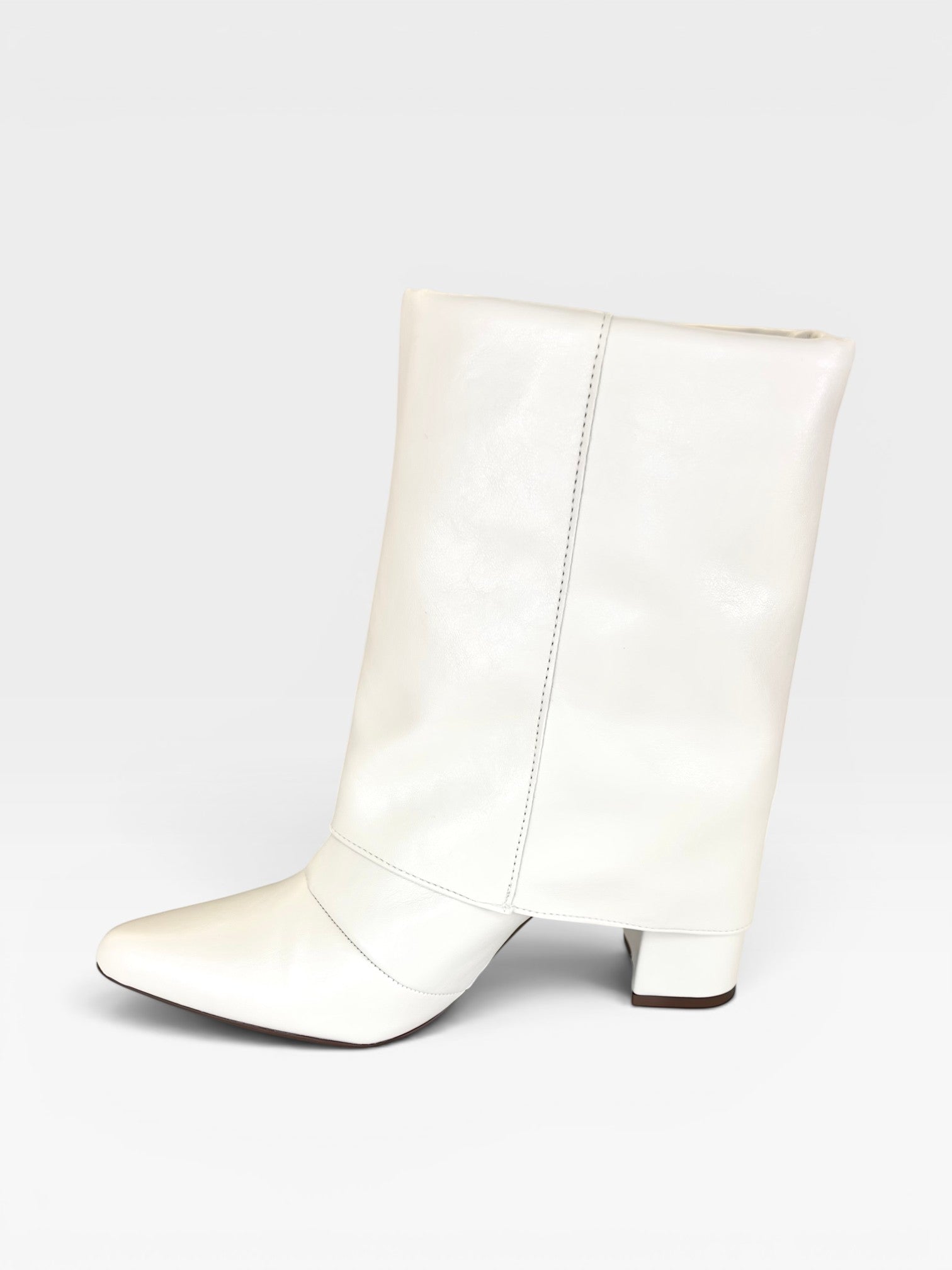 Bota Beyou Shoes Memphis cano alto em napa off white com salto de 8,5 cm e design urbano sofisticado