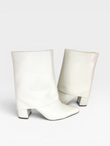 Bota Memphis Beyou Shoes off white em napa com cano largo e salto bloco de 8,5 cm para um visual urbano e elegante.