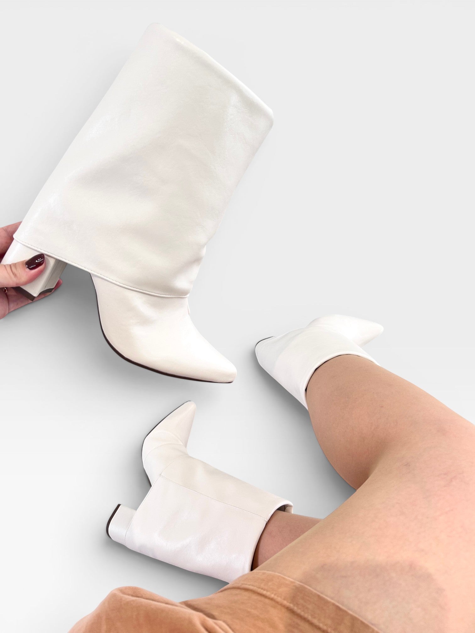 Bota Memphis Beyou Shoes off white em napa com salto de 8,5 cm, design urbano e cano médio elegante.