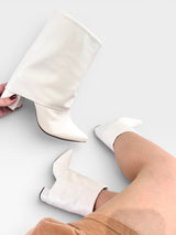 Bota Memphis Beyou Shoes off white em napa com salto de 8,5 cm, design urbano e cano médio elegante.