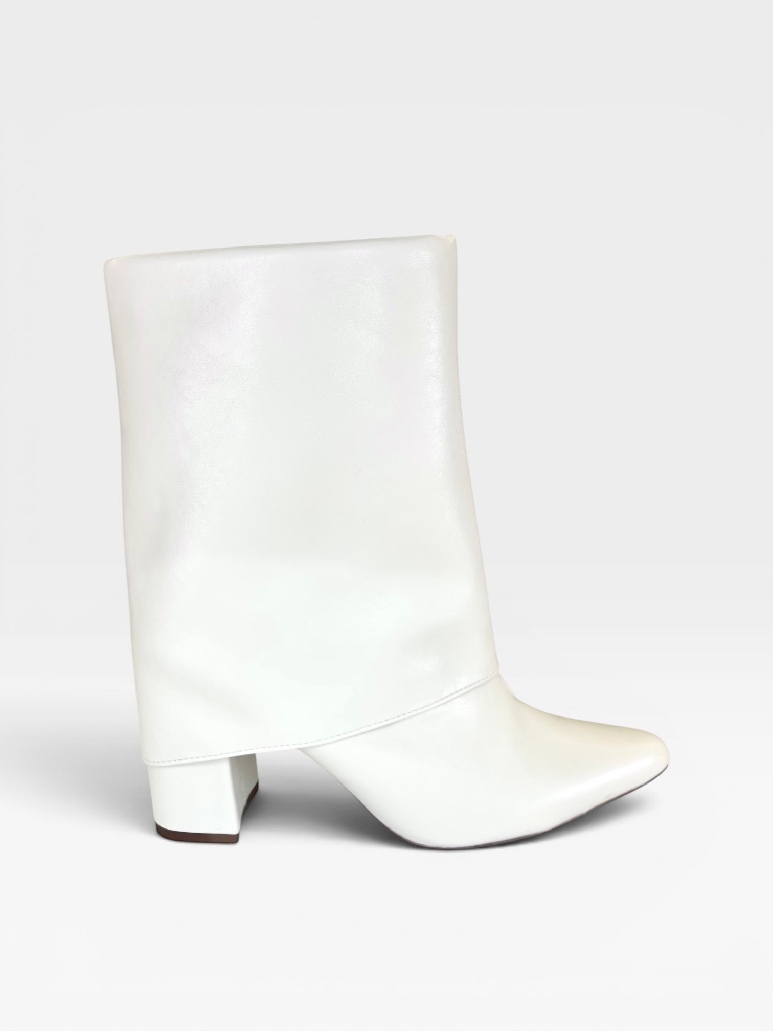 Bota Beyou Shoes Memphis off white em napa com cano estruturado e salto de 8,5 cm, design urbano e sofisticado.
