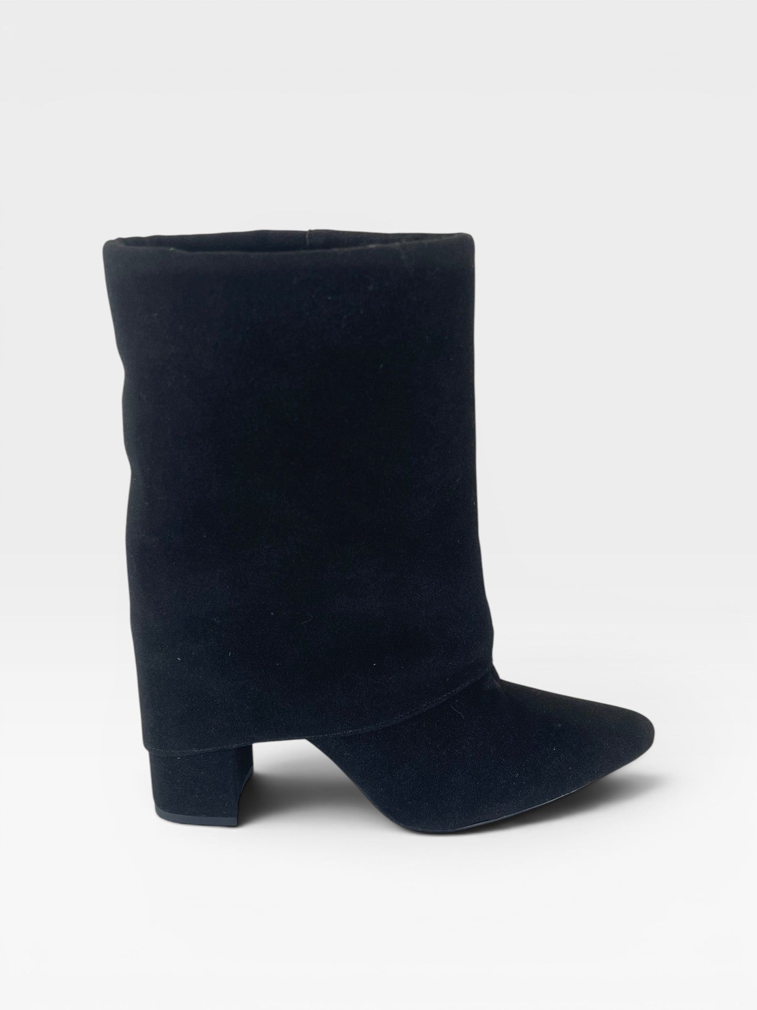 Bota Memphis Beyou Shoes preta em camurça sintética com cano médio e salto bloco de 8,5 cm