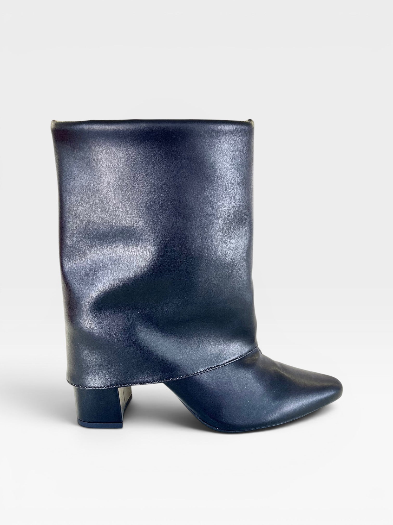 Bota Memphis Beyou Shoes preta em napa com cano largo e salto bloco de 8,5 cm, design urbano e sofisticado