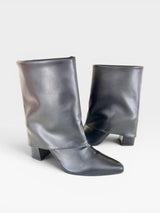 Bota Memphis preta Beyou Shoes em napa com cano dobrado e salto bloco de 8,5 cm, design urbano e sofisticado.