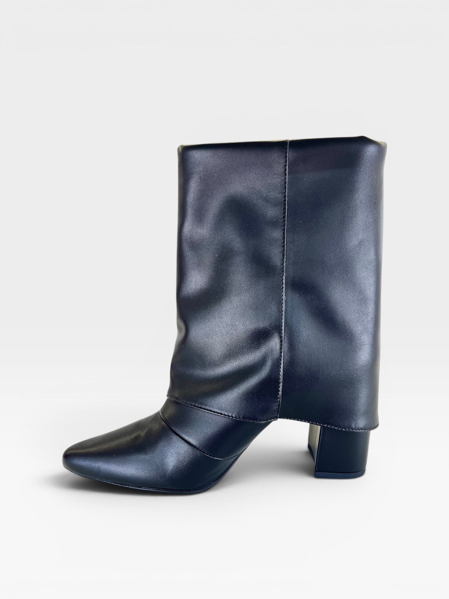 Bota Memphis preta Beyou Shoes em napa com cano médio e salto bloco de 8,5 cm, design urbano e sofisticado.
