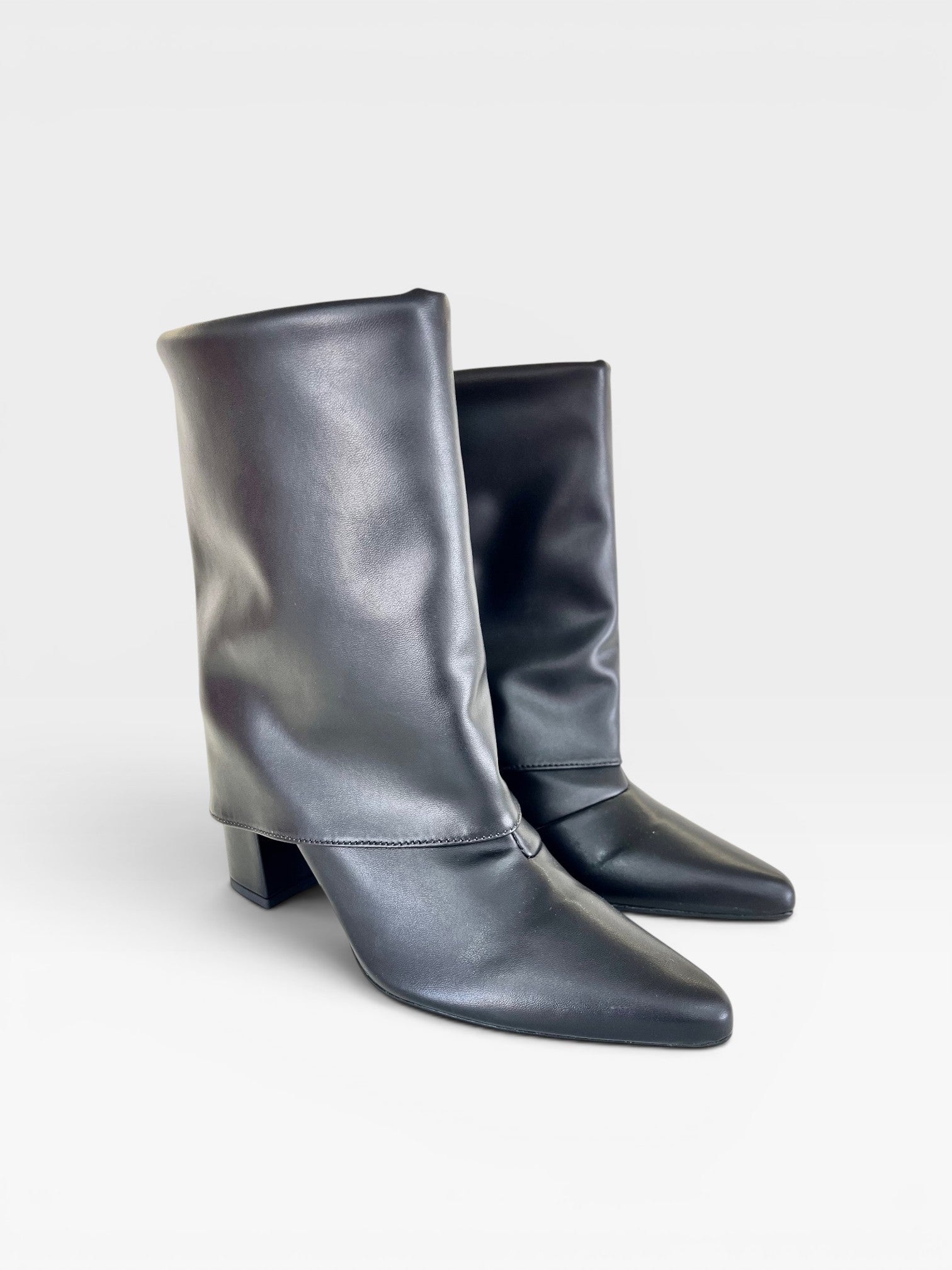 Bota Memphis preta Beyou Shoes em napa com cano dobrado e salto bloco de 8,5 cm