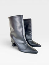 Bota Memphis preta Beyou Shoes em napa com cano dobrado e salto bloco de 8,5 cm