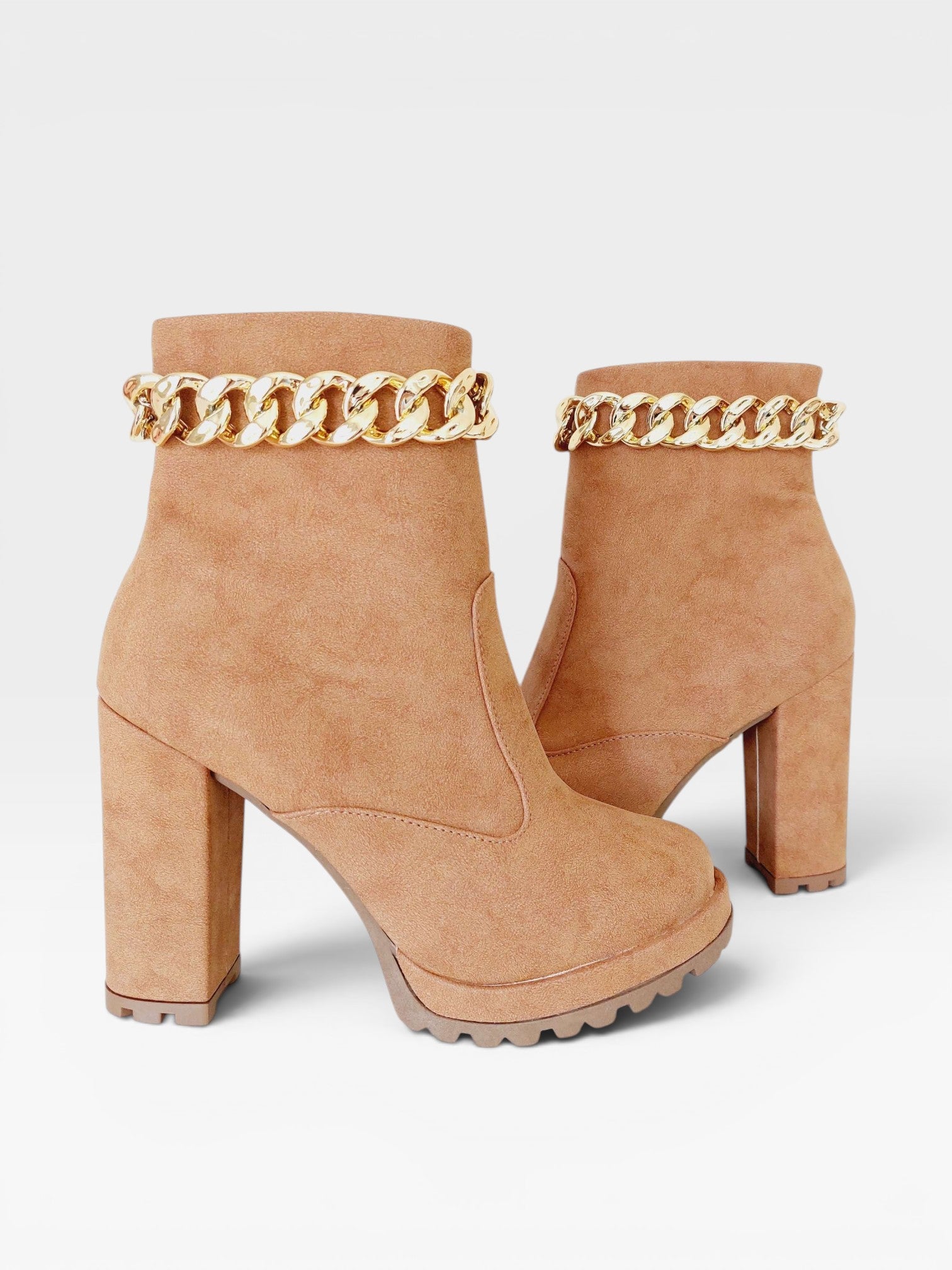 Bota Beyou Shoes Milan na cor âmbar em napa com salto alto de 10 cm e detalhe de corrente dourada no tornozelo