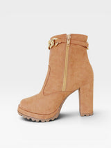Bota Beyou Shoes Milan âmbar em napa com salto alto de 10 cm, detalhe de corrente dourada e fechamento lateral