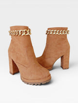 Bota Milan Beyou Shoes caramelo em napa com salto alto de 10 cm e detalhe de corrente dourada no tornozelo