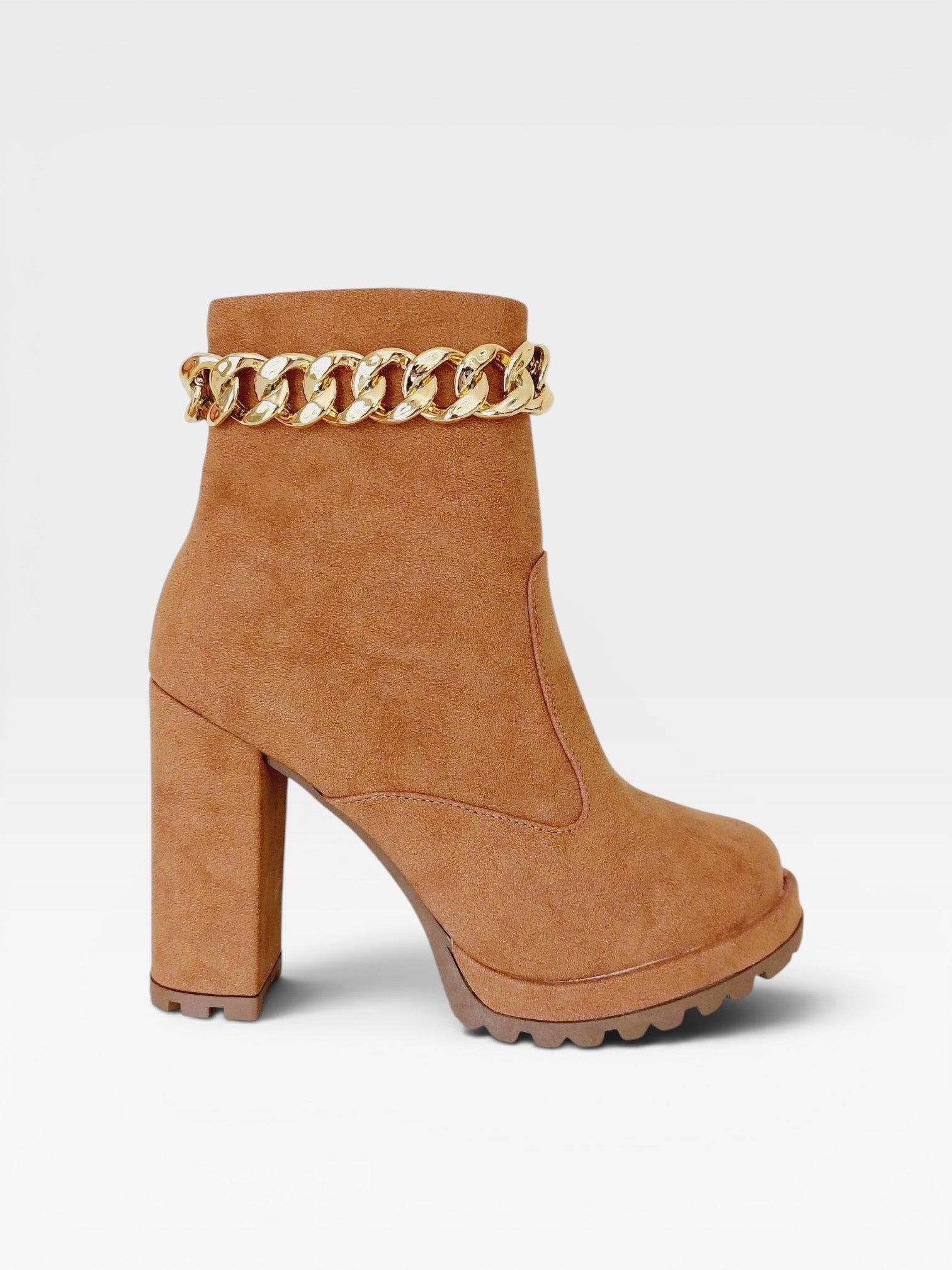 Bota Beyou Shoes Milan caramelo em napa com salto alto de 10 cm e detalhe de corrente dourada no tornozelo