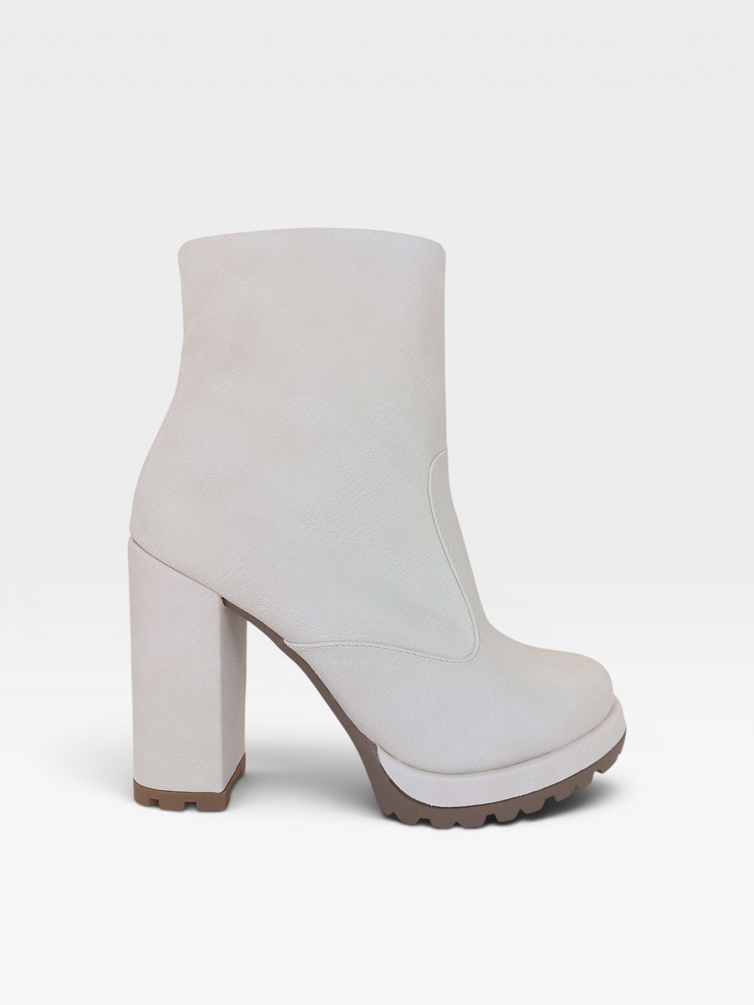 Bota Beyou Shoes Milan off white em napa destroyed com salto alto grosso de 10 cm e solado tratorado