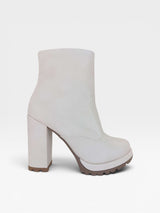 Bota Beyou Shoes Milan off white em napa destroyed com salto alto grosso de 10 cm e solado tratorado