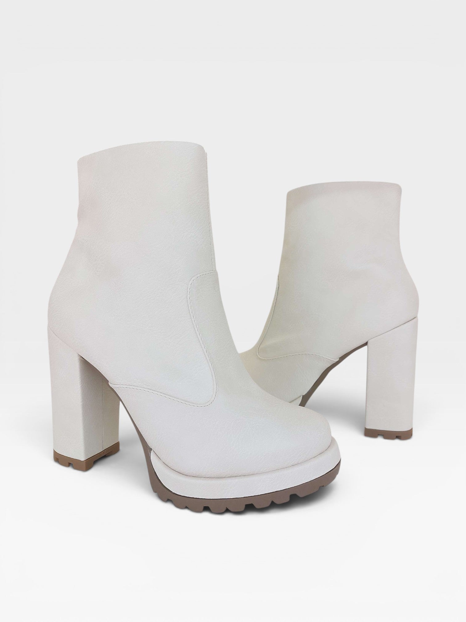 Bota Milan Beyou Shoes off white em napa destroyed com salto alto grosso de 10 cm e solado tratorado