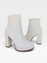 Bota Milan Beyou Shoes off white em napa destroyed com salto alto grosso de 10 cm e solado tratorado