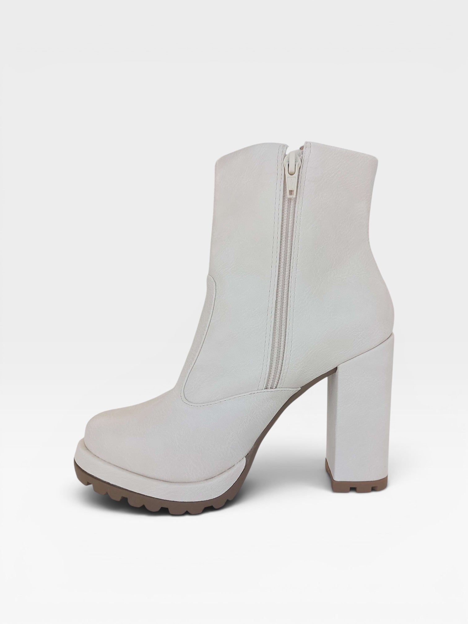 Bota Beyou Shoes Milan off white em napa destroyed com salto alto grosso e solado tratorado