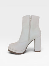 Bota Beyou Shoes Milan off white em napa destroyed com salto alto grosso e solado tratorado