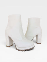 Bota Beyou Shoes Milan off white em napa destroyed com salto alto grosso de 10 cm e solado tratorado