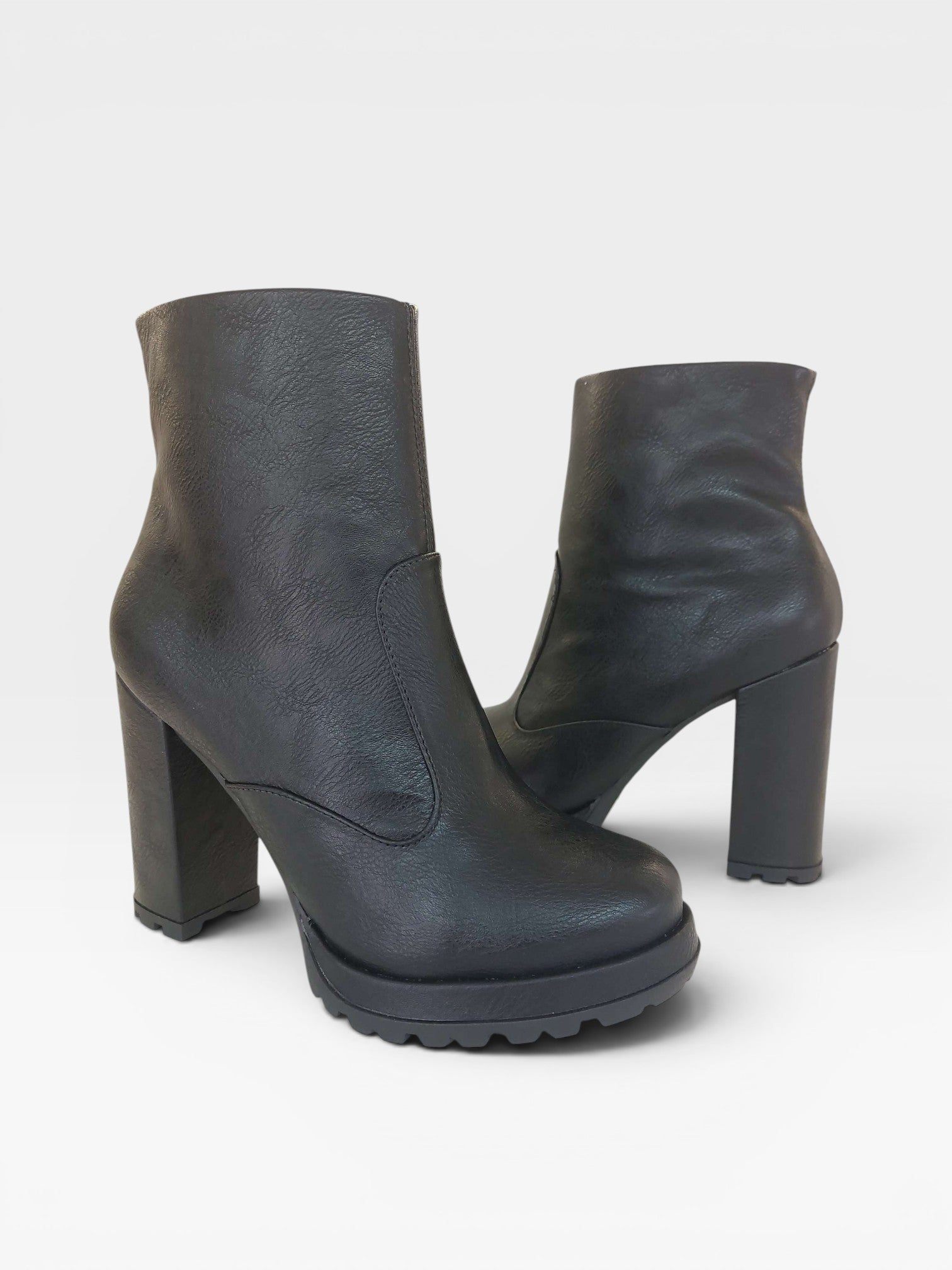 Bota Milan Beyou Shoes preta em napa destroyed com salto alto grosso de 10 cm e solado tratorado