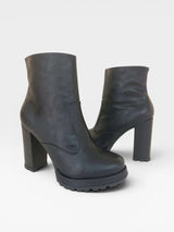 Bota Milan Beyou Shoes preta em napa destroyed com salto alto grosso de 10 cm e solado tratorado