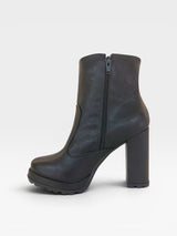 Bota Beyou Shoes Milan preta em napa destroyed com salto alto de 10 cm e fechamento lateral por zíper