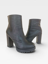 Bota Beyou Shoes Milan preta em napa destroyed com salto alto grosso de 10 cm e solado tratorado