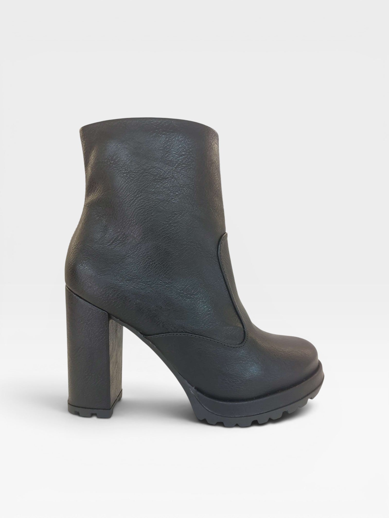 Bota Beyou Shoes Milan preta em napa destroyed com salto alto de 10 cm e solado tratorado