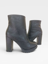 Bota Beyou Shoes Milan preta em napa destroyed com salto grosso de 10 cm e solado tratorado