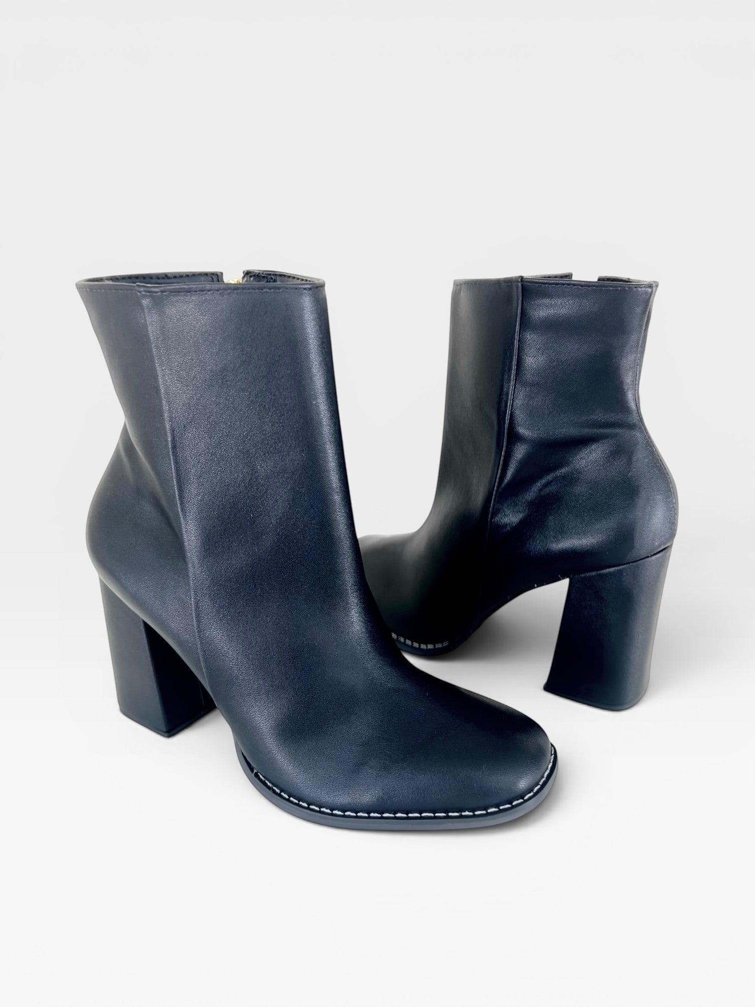 Bota Beyou Shoes New Jersey preta em napa com salto bloco de 9 cm e design urbano moderno