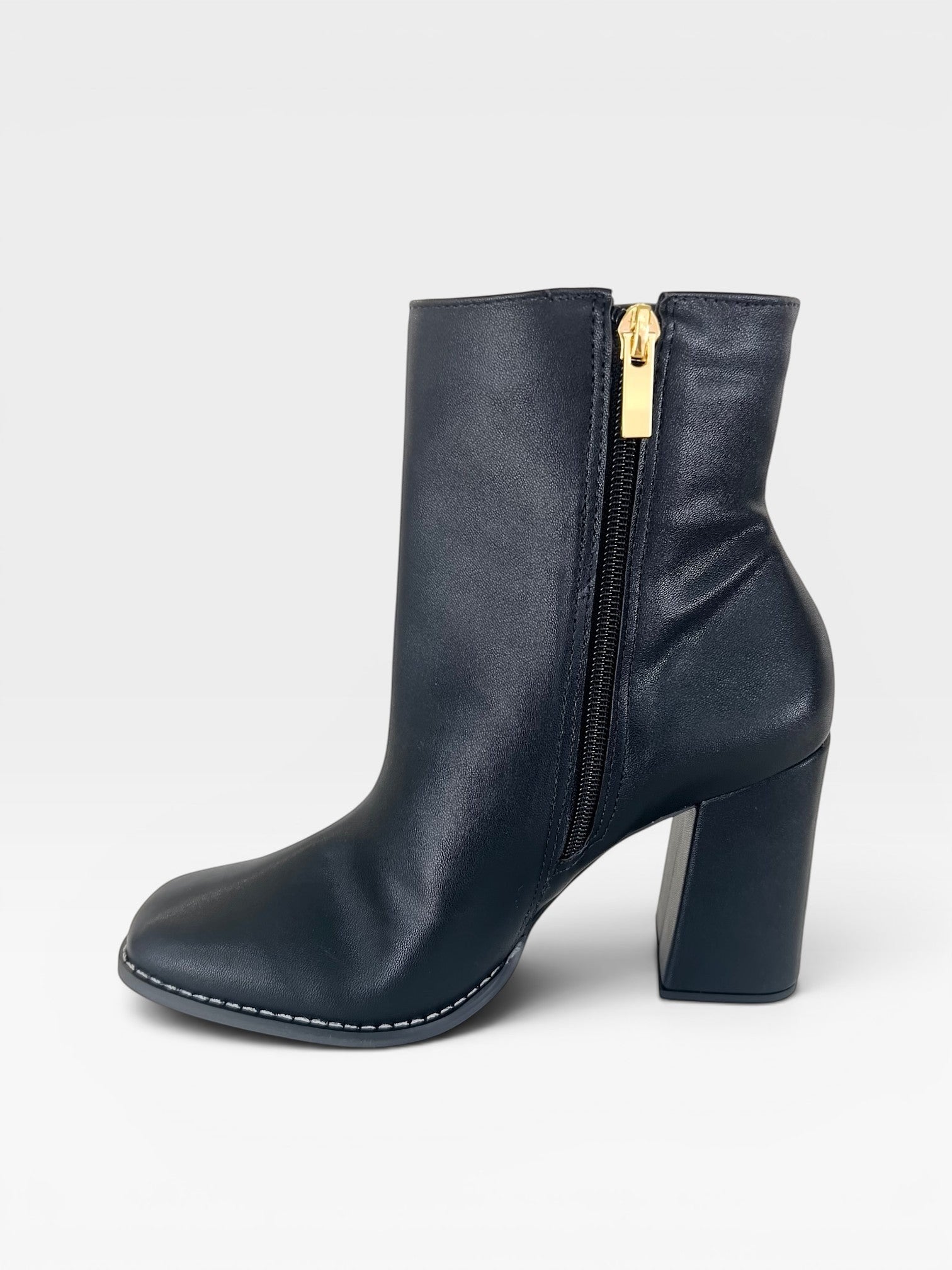 Bota Beyou Shoes New Jersey preta em napa com salto bloco de 9 cm e fechamento lateral por zíper dourado