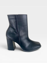 Bota Beyou Shoes New Jersey preta em napa com salto bloco de 9 cm e bico quadrado