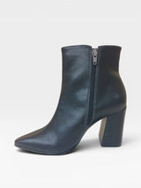 Bota New York Beyou Shoes preta em napa com salto bloco de 9 cm e fechamento lateral por zíper