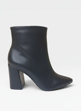 Bota Beyou Shoes New York preta em napa com salto bloco de 9 cm e design moderno para looks urbanos.