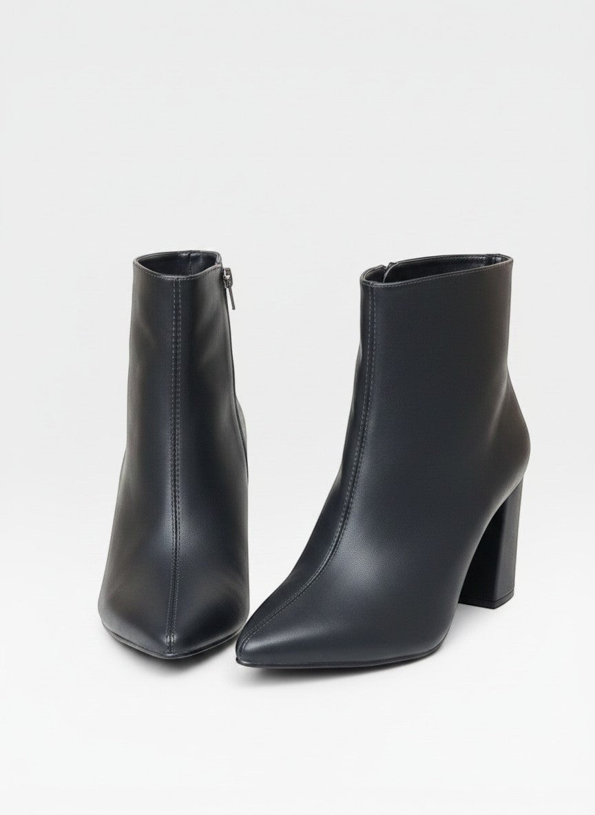 Bota New York Beyou Shoes preta em napa com salto alto de 9 cm e design elegante para looks urbanos