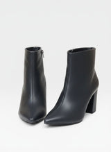 Bota New York Beyou Shoes preta em napa com salto alto de 9 cm e design elegante para looks urbanos