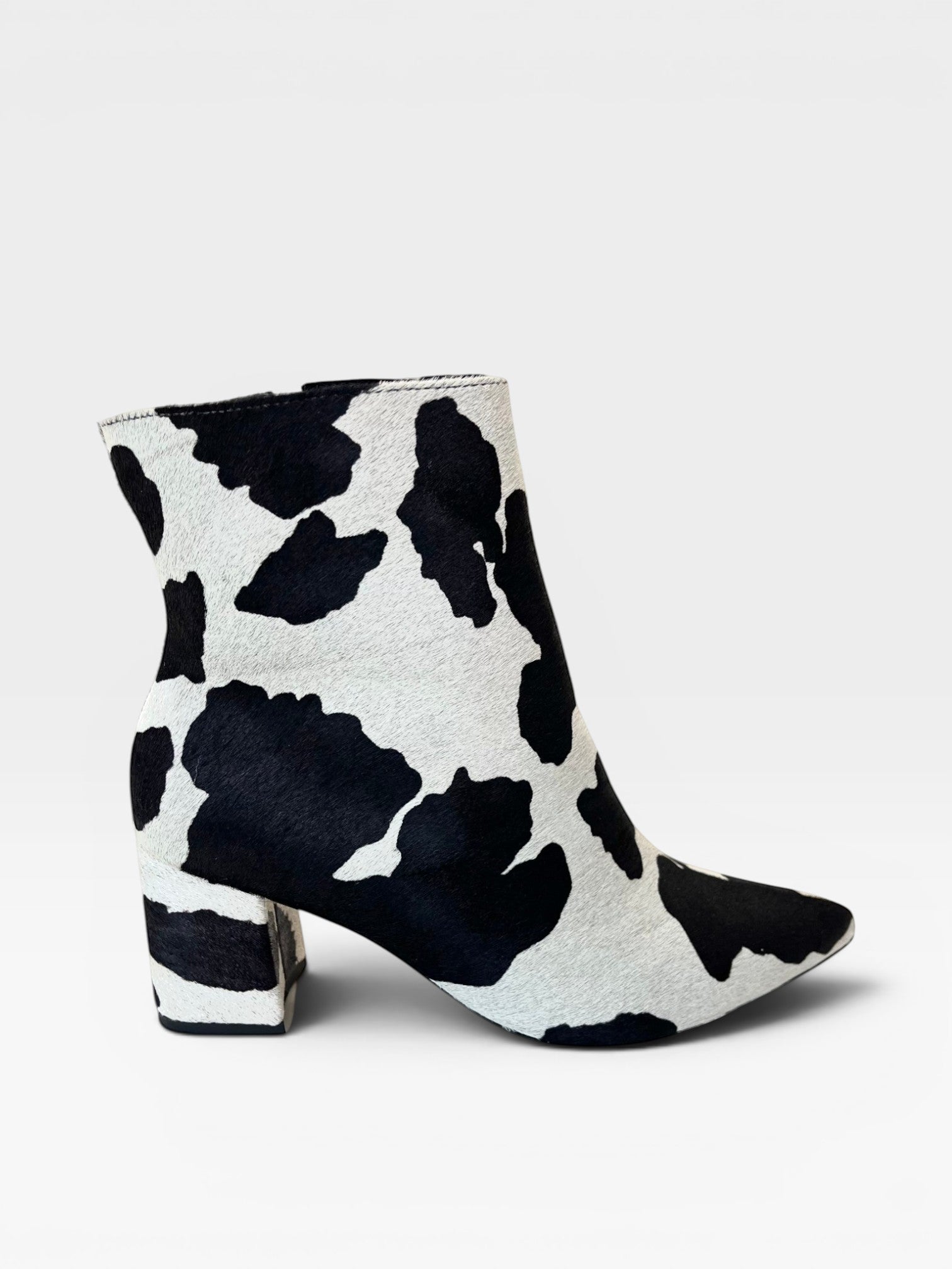 Bota Beyou Shoes Nice em couro com estampa animal print de vaquinha, salto bloco de 6 cm e bico fino.