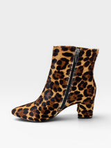 Bota Beyou Shoes Nice em couro com estampa animal print de onça, salto bloco de 6 cm e fechamento lateral por zíper.