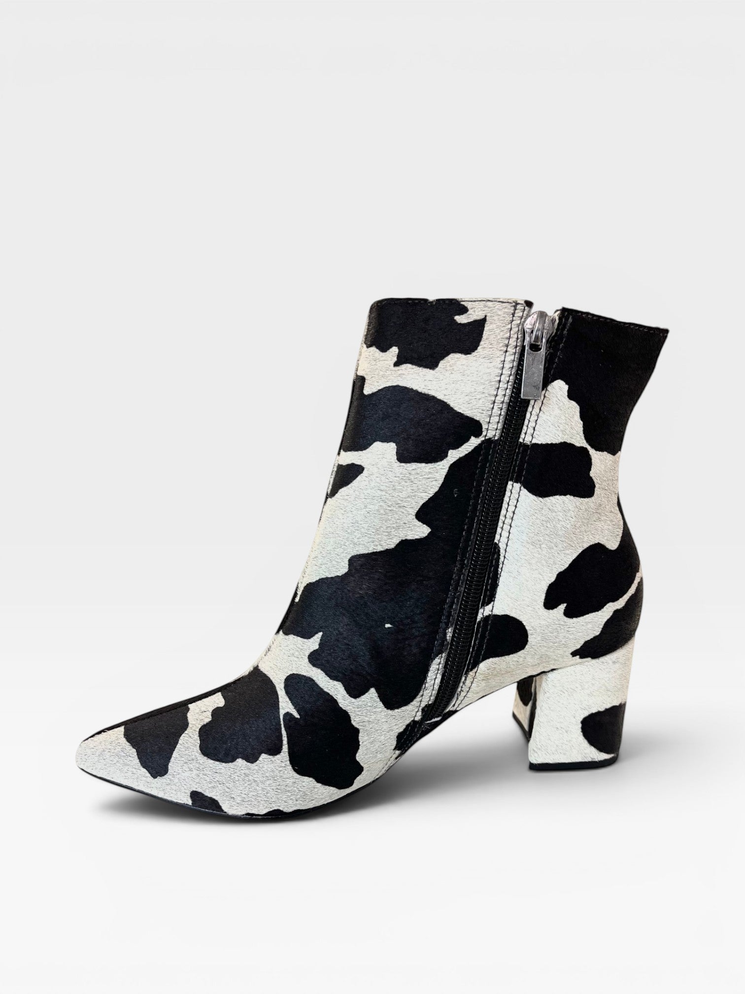 Bota Beyou Shoes Nice em couro com estampa animal print de vaquinha, salto bloco de 6 cm e fechamento lateral