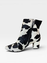 Bota Beyou Shoes Nice em couro com estampa animal print de vaquinha, salto bloco de 6 cm e fechamento lateral