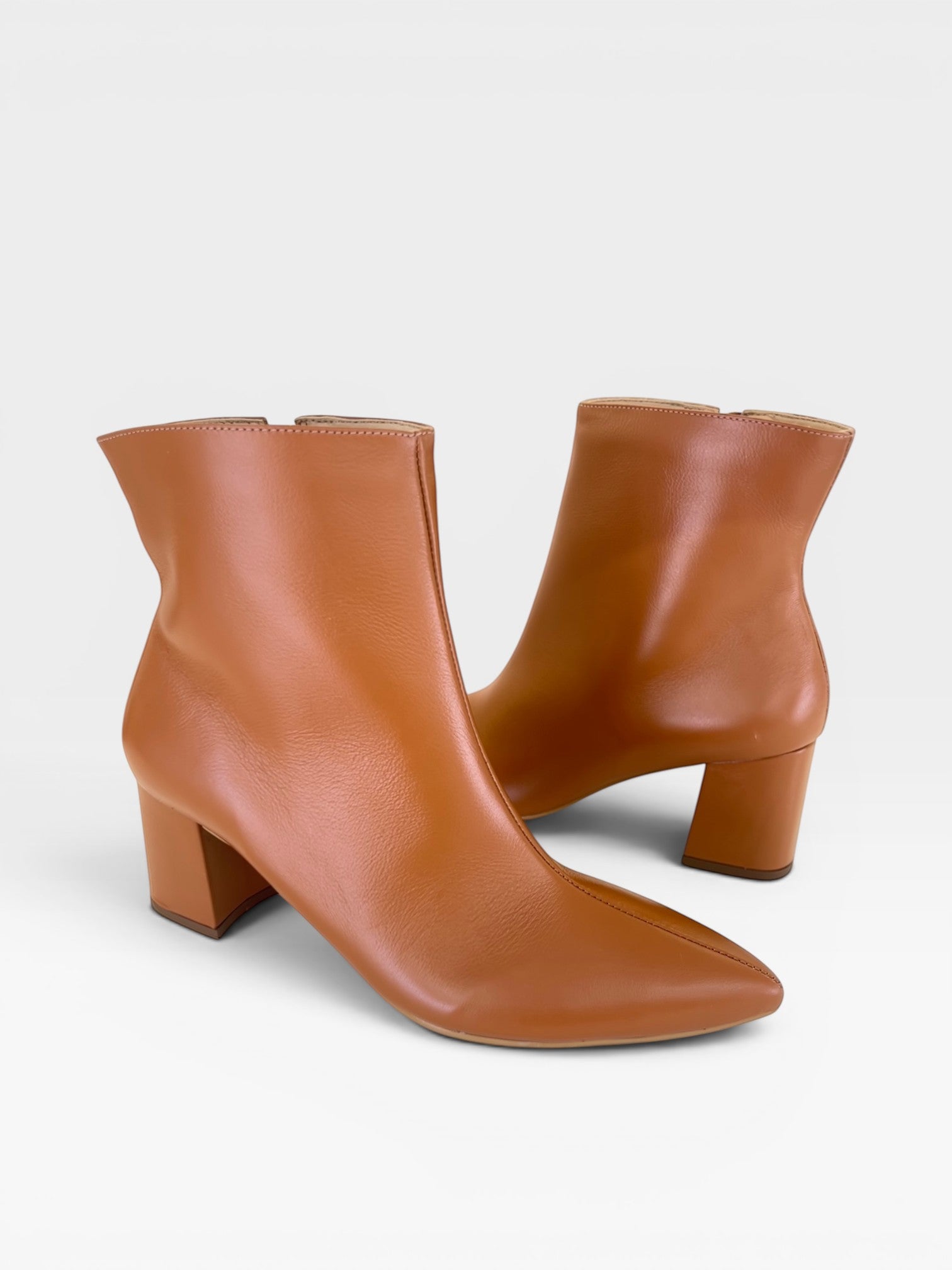 Bota Nice Beyou Shoes caramelo em couro com salto bloco de 6 cm e bico fino, design elegante e versátil.
